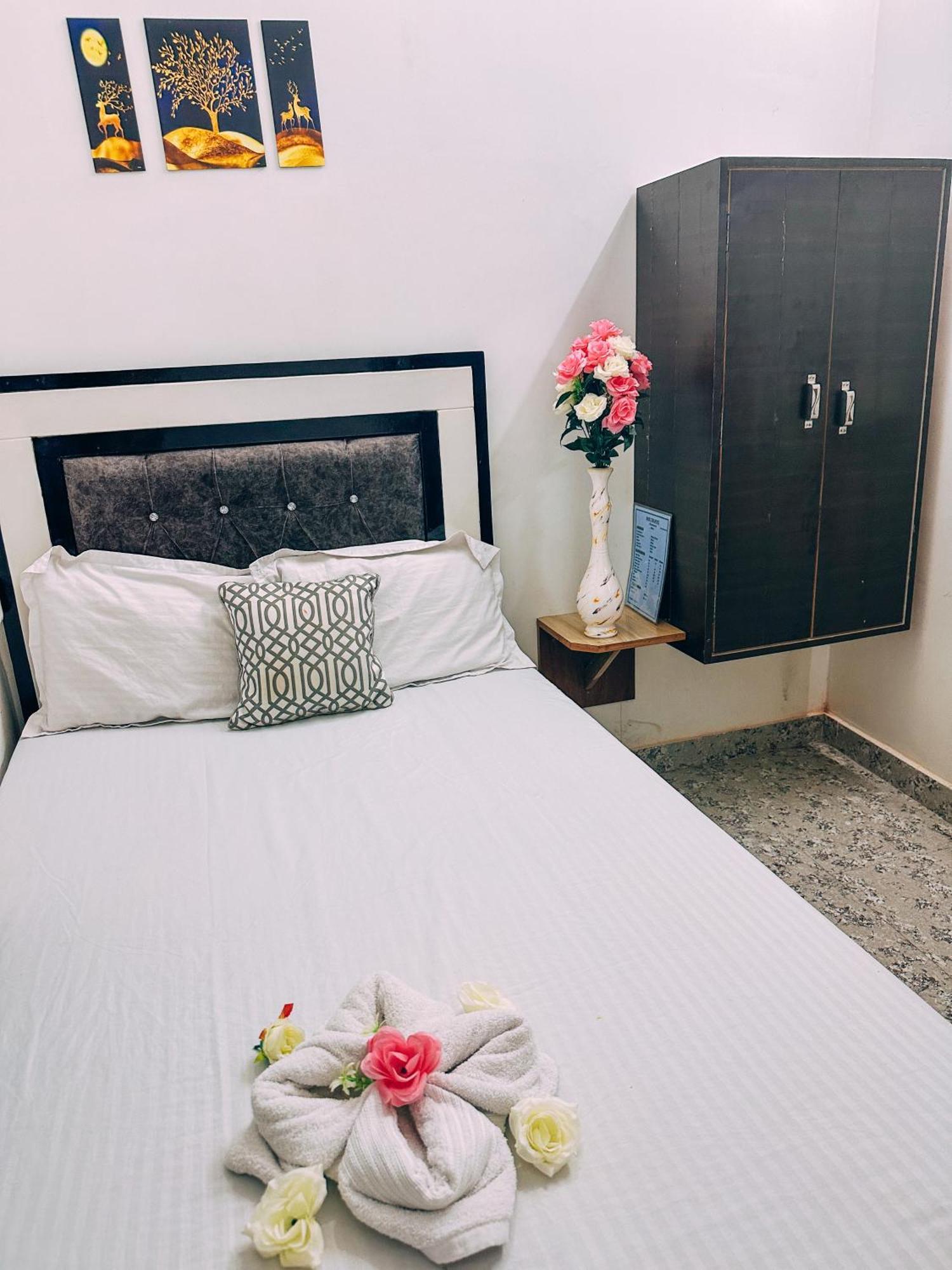 ורנאסי Shree K.B Guest House מראה חיצוני תמונה