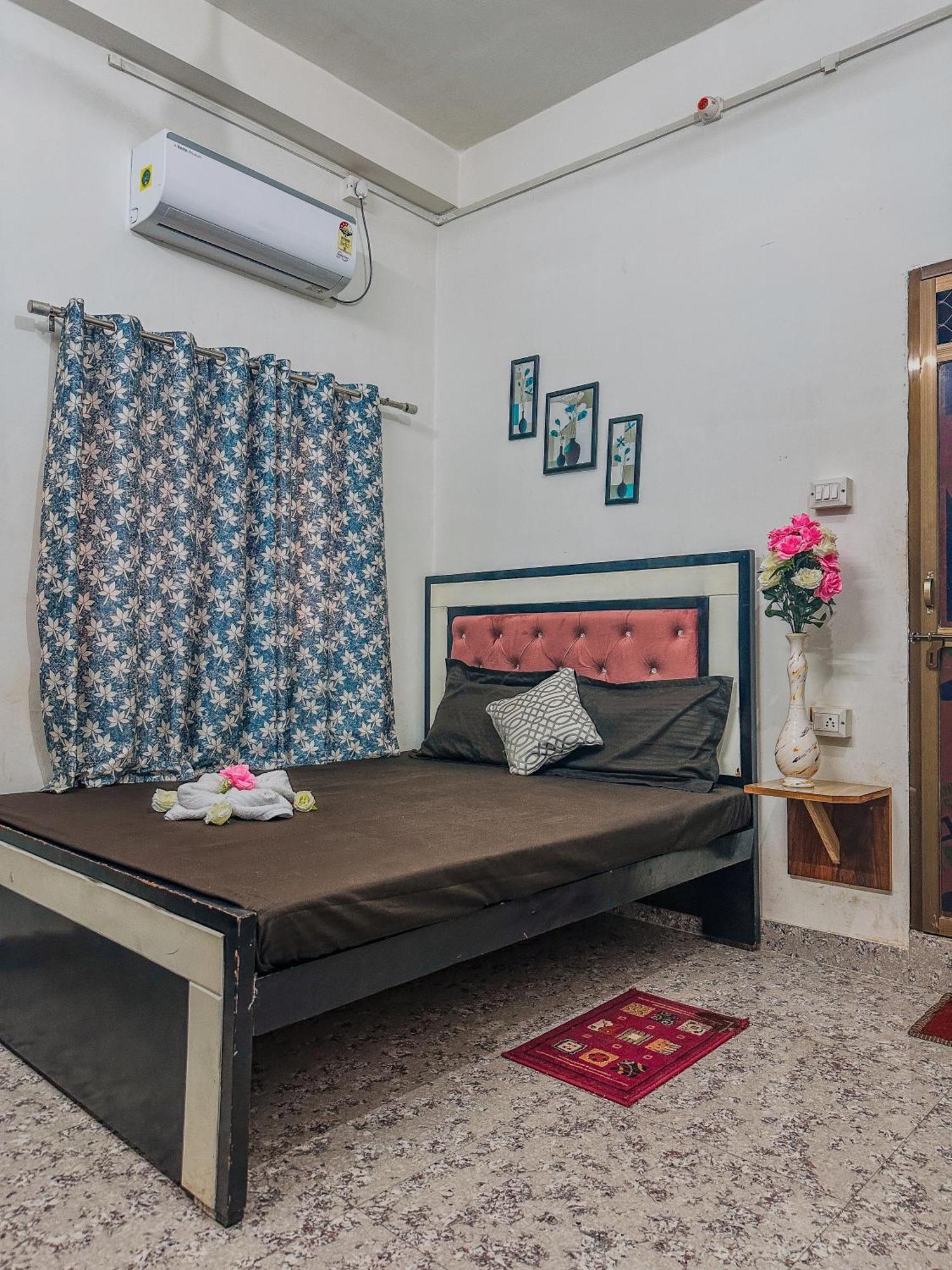 ורנאסי Shree K.B Guest House מראה חיצוני תמונה